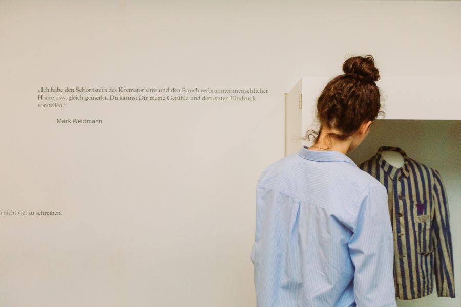 Ankunft im Lager, Unterkunft in den Baracken, Arbeit,  Krankheit und Tod: Die Erfahrungen der Häftlinge im Konzentrationslager werden in der Dauerausstellung thematisiert. Sie gibt (Foto: Lina Loos, © Kreismuseum Wewelsburg)